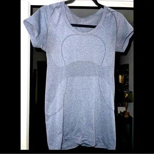 Lululemon short sleeve shirt size M in grey!! Really good shape
